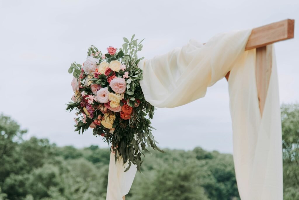 Decoración de boda con flores colgadas sobre madera