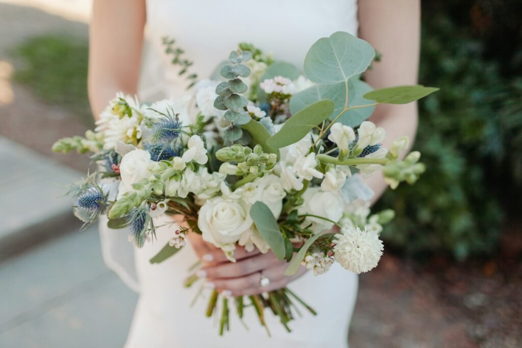 Ramo de novia de flores blancas y verdes